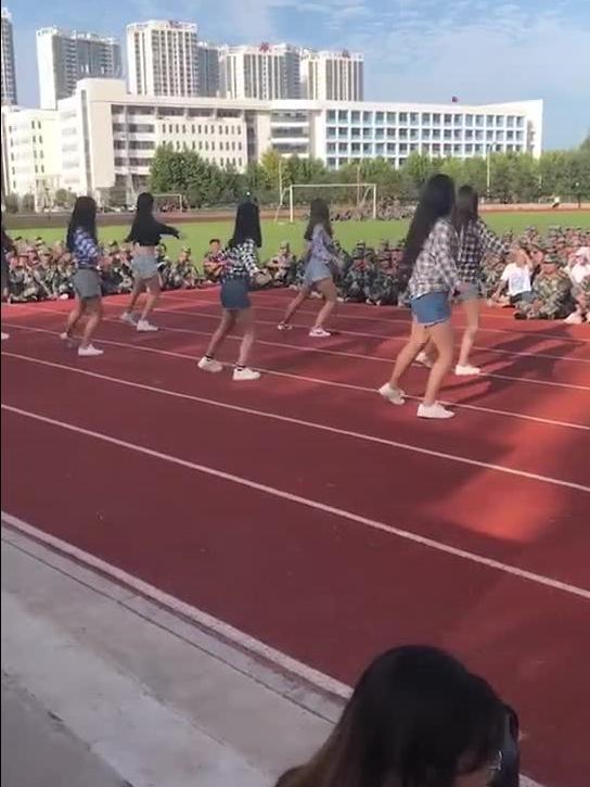 军训跳舞吃瓜视频,跳舞吃瓜，青春活力四溢