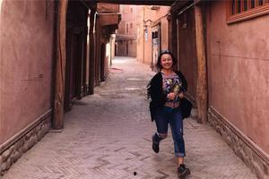 喀什街坊吃瓜群众视频,夏日街头欢乐时光