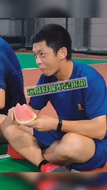 帅气蓝朋友吃瓜搞笑视频,帅气指数飙升！