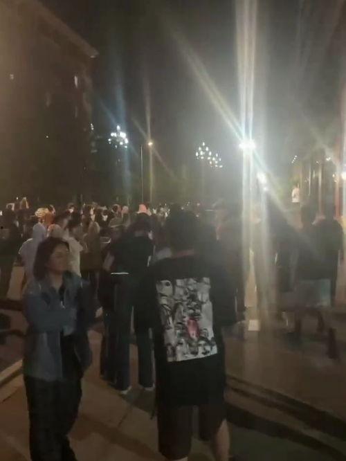 情侣路人吃瓜拍照视频,情侣路人吃瓜拍照，甜蜜画面引网友热议