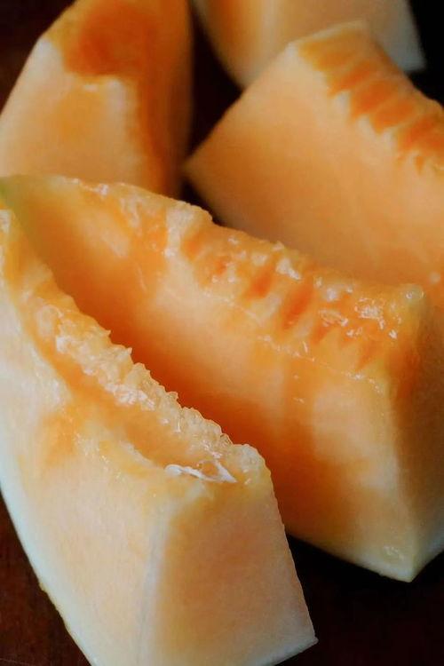 甘肃农民吃蜜瓜视频,甘肃农民蜜瓜丰收，甜蜜生活共享