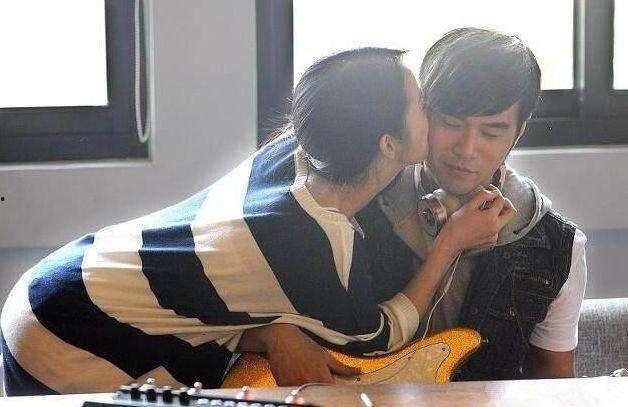 室友吃瓜情侣接吻视频大全,视频大全曝光！